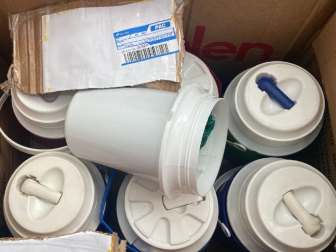 O próprio adolescente abriu a caixa contendo recipientes recheados com as porções de maconha