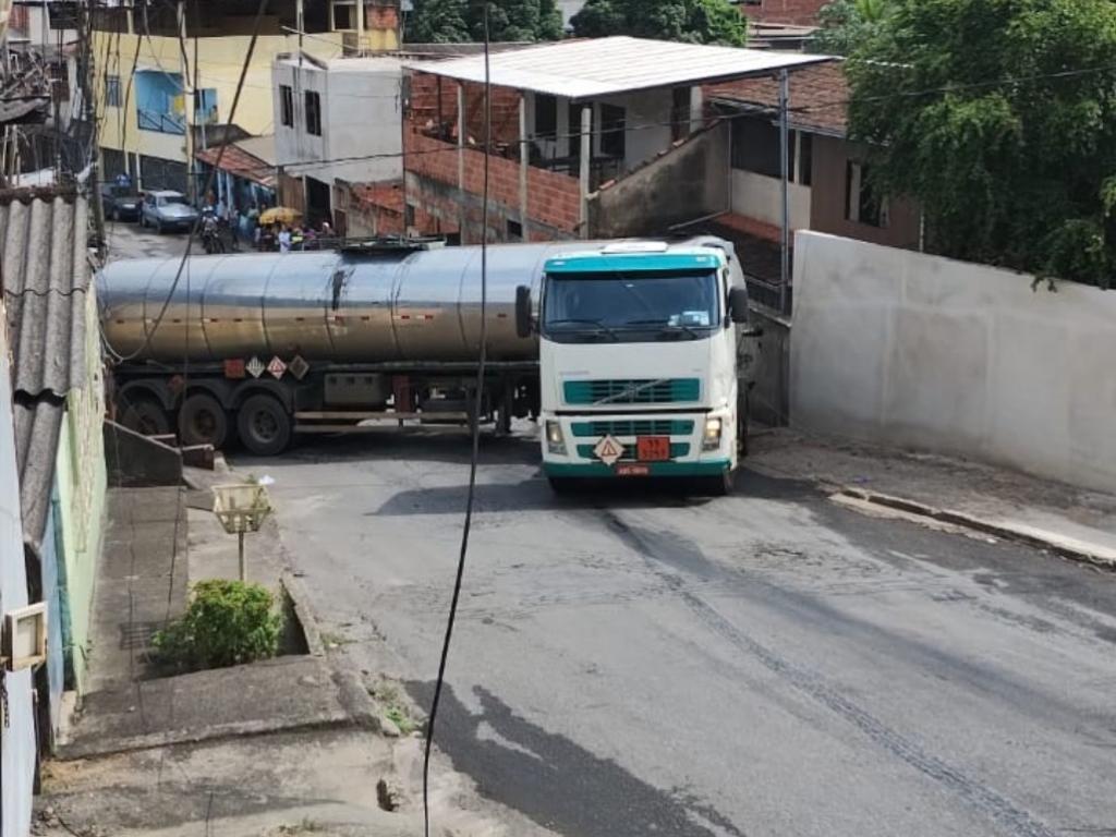 Caminhão Volvo, que tracionava a carreta voltou em ré, bateu em uma residência e formou um L