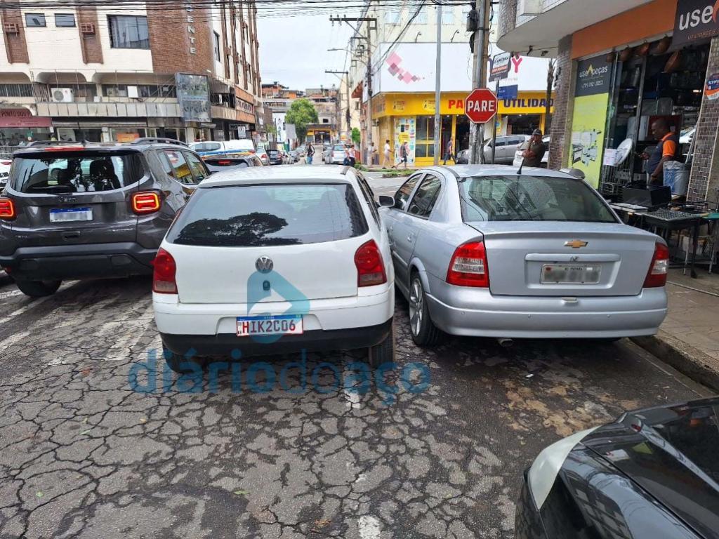 Criminosos pararam o carro na rua Itajubá, um foi preso e dois fugiram. Veículo desceu a rua e bateu em carro estacionado