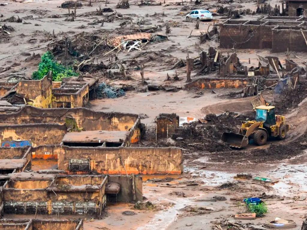 Área devastada pelo rompimento de barragem de mineradora no distrito de Bento Rodrigues, zona rural de Mariana. Foto: Antonio Cruz/ Agência Brasil