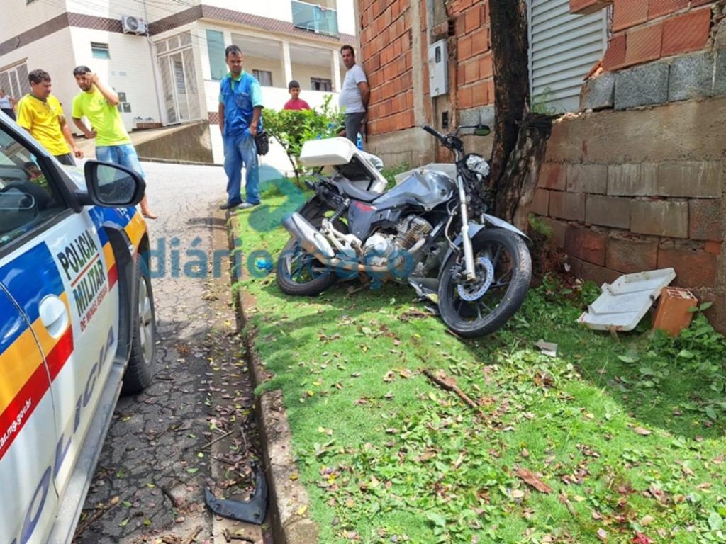 O motociclista atingiu violentamente a árvore e o muro de uma residência