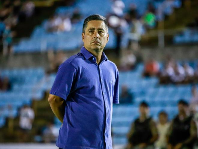 O técnico Carlos Pimentel efetuará mudanças no time, para tentar vencer o Pouso Alegre, no ''jogo dos desesperados''