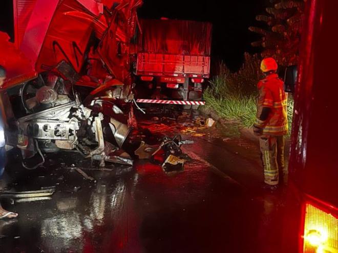 Caminhão que tracionava carreta baú atingiu outro caminhão que puxava uma carreta carroceria, no trecho da BR-381 em Jaguaraçu