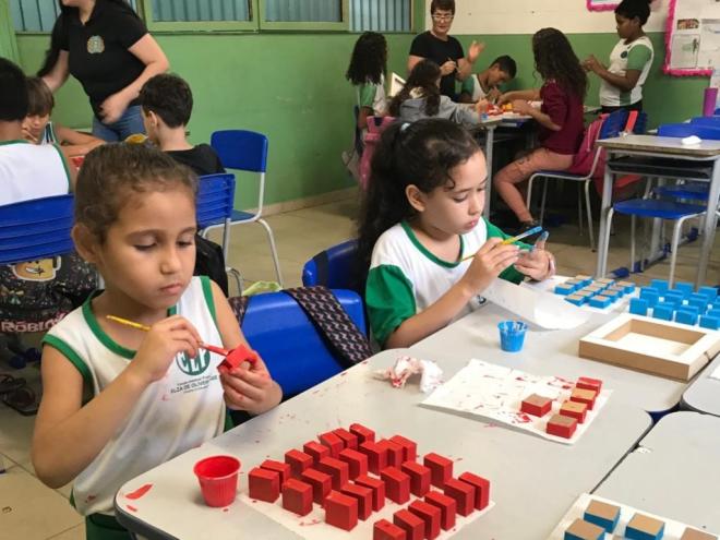 Proposta é que as crianças produzam jogos educativos e desenvolvam habilidade de enxergar além do simples descarte de materiais