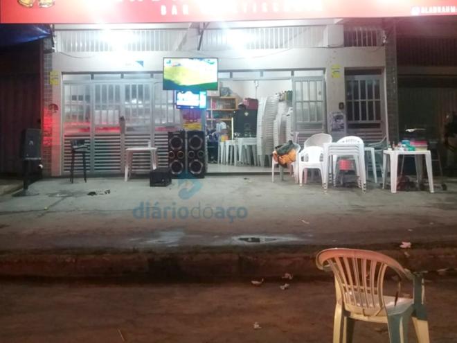 Como havia muita aglomeração no estabelecimento, outras pessoas que estavam perto de Jair acabaram sendo atingidas por disparos de arma de fogo