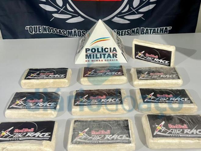 Dentro de um compartimento improvisado no veículo, foram encontradas dez barras prensadas de pasta base de cocaína, embaladas e já prontas para comercialização