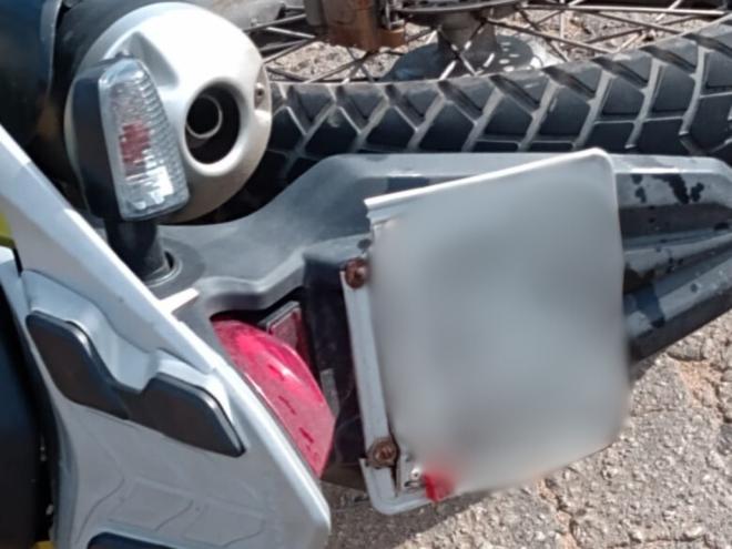 Embora o motociclista tenha sido projetado para cima do carro e caído atrás do veículo, a vítima levantou-se e caminhou até o momento da chegada do Samu