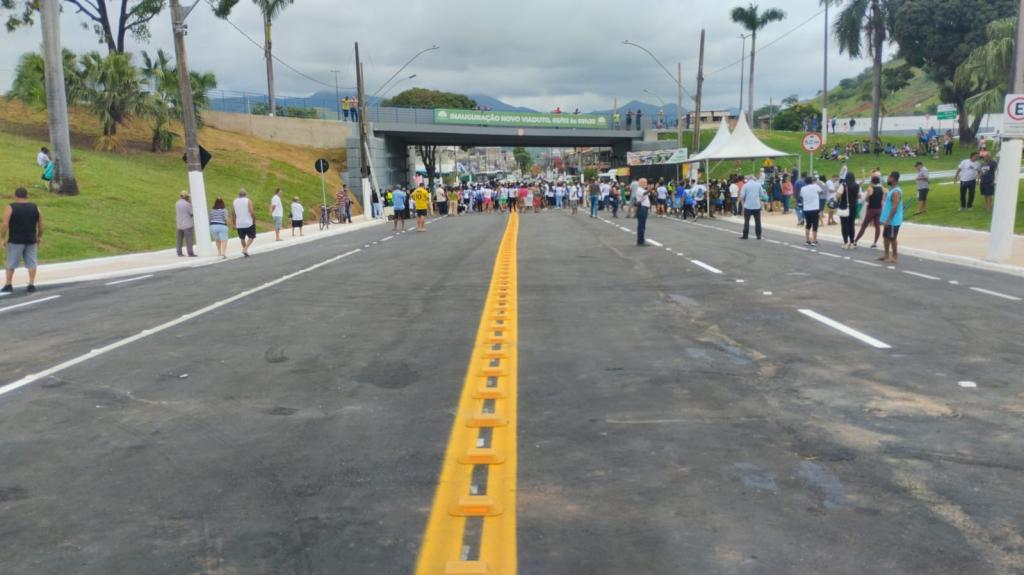 Agora, na avenida Magalhães Pinto foram liberadas 4 pistas, 2 para cada sentido da via. Na avenida Tancredo Neves (vias superiores) foram abertas 3 pistas, das quais uma via extra sentido Fabriciano a Timóteo. Houve a elevação da altura para 5 metros (antes, eram 3,60 metros)