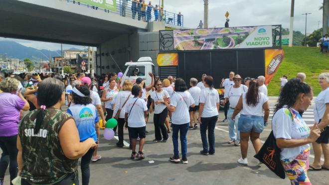 Dezenas de pessoas compareceram ao evento e a parte interior do viaduto virou local de festa antes da abertura do tráfego 