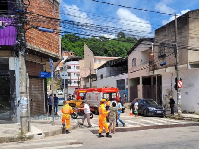 Militares dos bombeiros e profissionais do Samu foram mobilizados para atender a vítima eletrocutada