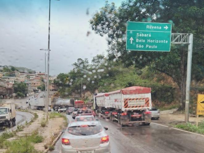 Entrada de Belo Horizonte, pela BR-381: um caos a cada metro percorrido e invasões às margens são entraves para obras de melhoria 