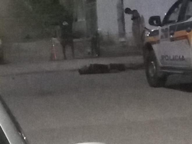 Jovem vitima de atentado foi encontrado caído no asfalto na rua Três do Planalto, socorrido por uma equipe do Samu e levado em estado grave para o hospital