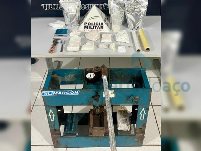 O material entorpecente apreendido junto com uma prensa hidráulica usada pelos traficantes