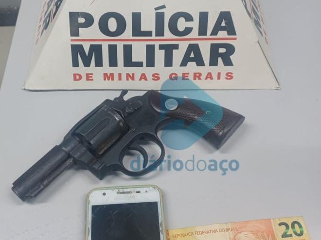 Autor e arma foram encaminhados para a delegacia de plantão