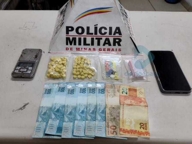 A polícia contabilizou 103 comprimidos de ecstasy, 55 micro pontos LSD, uma porção de haxixe e um papelote de cocaína