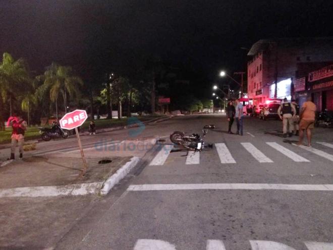 A moto da vítima colidiu contra uma placa de parada obrigatória entre o Jardim Panorama e o Caçula