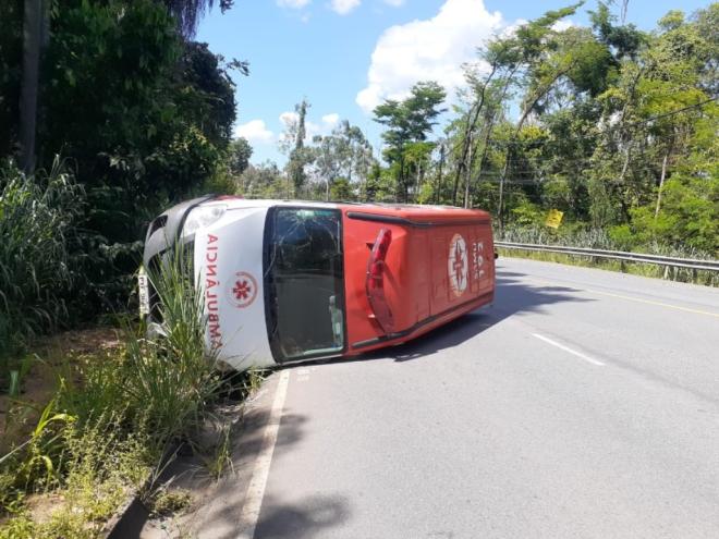 Ambulância transportava mulher grávida de nove meses