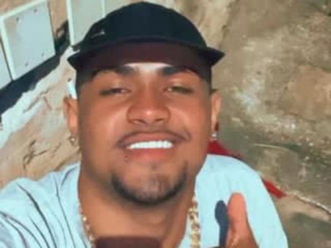 Luiz Fernando dos Santos Costa, levou 17 tiros e morreu no interior do estabelecimento. 