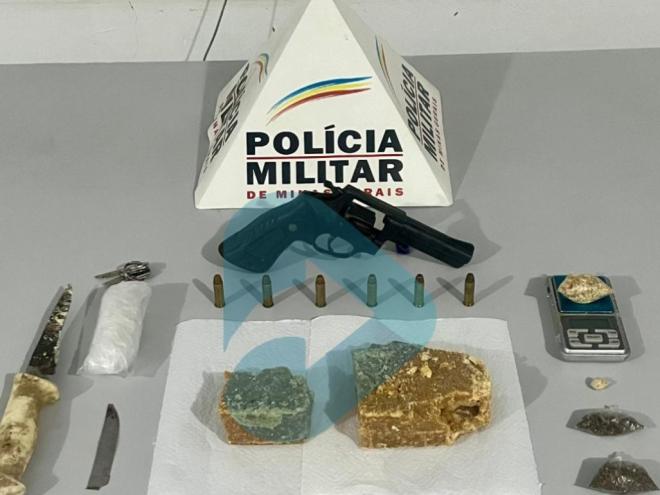 Nas buscas, na casa de Laura e do namorado, policiais militares encontraram arma e drogas