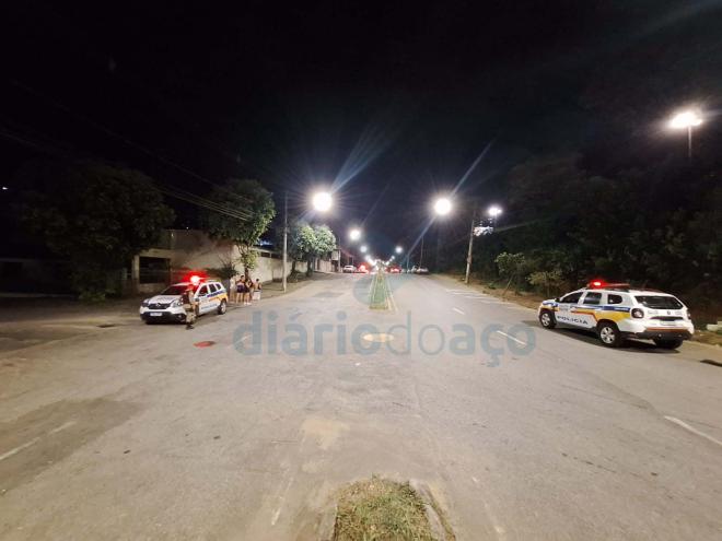Reportagem apurou, no local dos fatos, que policiais, ao abordarem alvo de mandado de prisão, foram recebidos a tiros e revidaram: dois presos e um foragido 