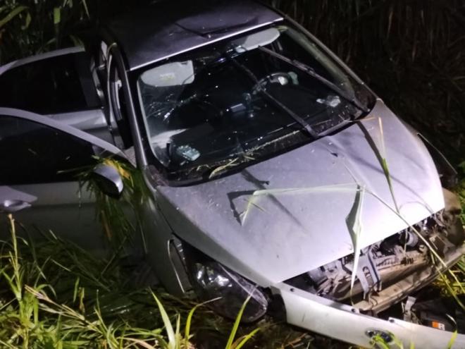Ford Ka ficou completamente destruido ao capotar na BR-381 e cair de uma altura de 8 metros, em Nova Era 