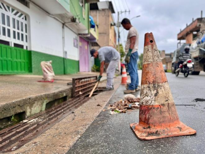 Resíduos jogados nas ruas resulta em entupimento da rede e custo para limpeza 