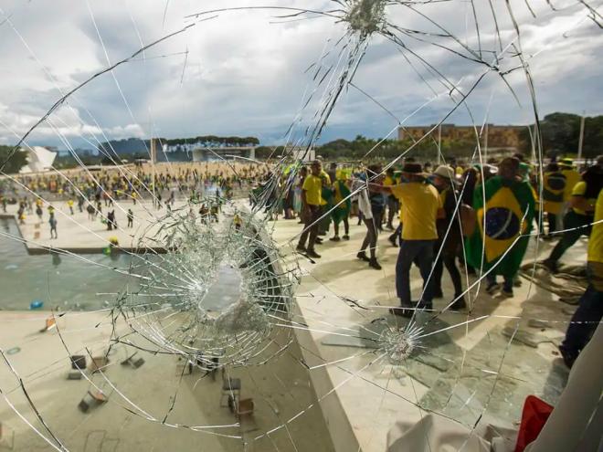 O Supremo já condenou 71 pessoas pelos atos antidemocráticos, com penas que variam de três a 17 anos de prisão. Todos também foram condenados a pagar de modo solidário uma multa de R$ 30 milhões por danos morais coletivos