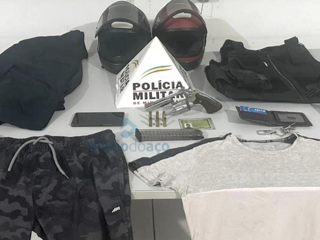 Entre os produtos apreendidos estão, a arma usada no assalto e para atirar contra policiais, documento falso e a roupa que o ladrão usou nos dois roubos