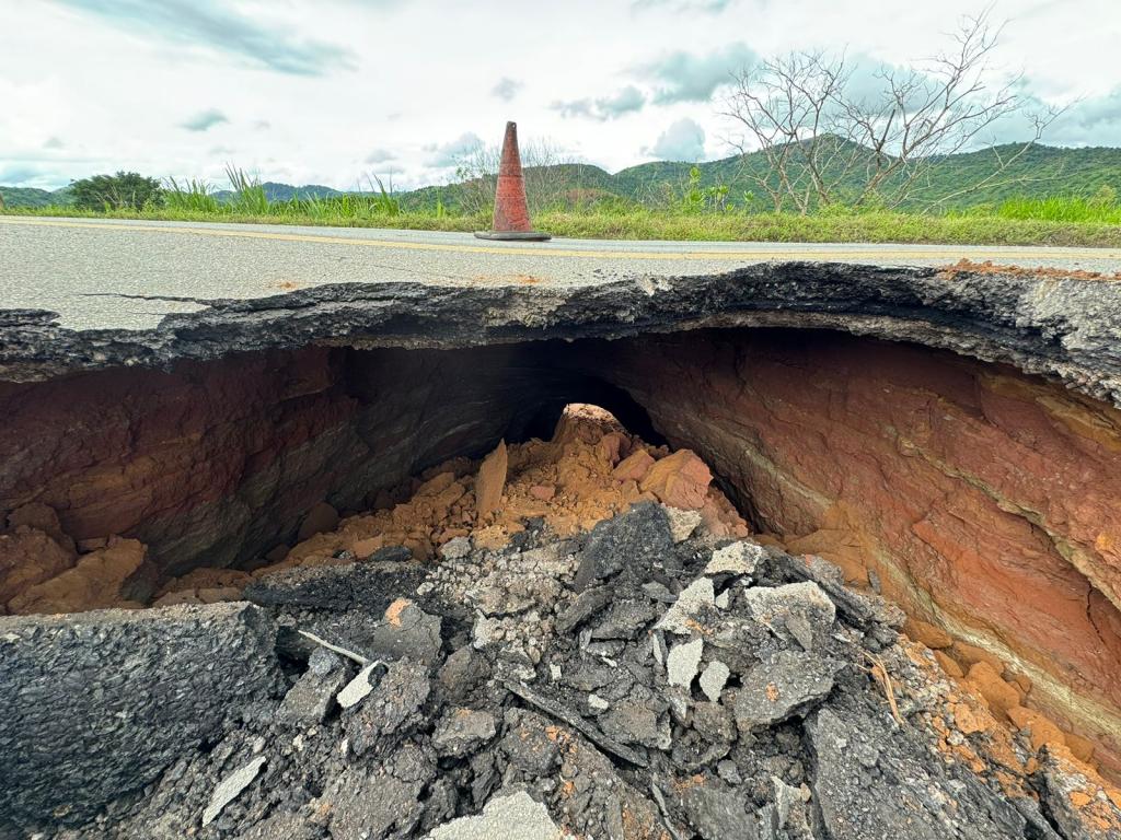 Quando a cratera se abriu, era possível ver do outro lado da pista 
