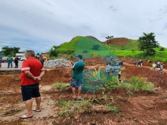  Um desvio começou a ser construido ao lado da cratera, para ser usado caso a reparação da pista não fosse concluída a tempo