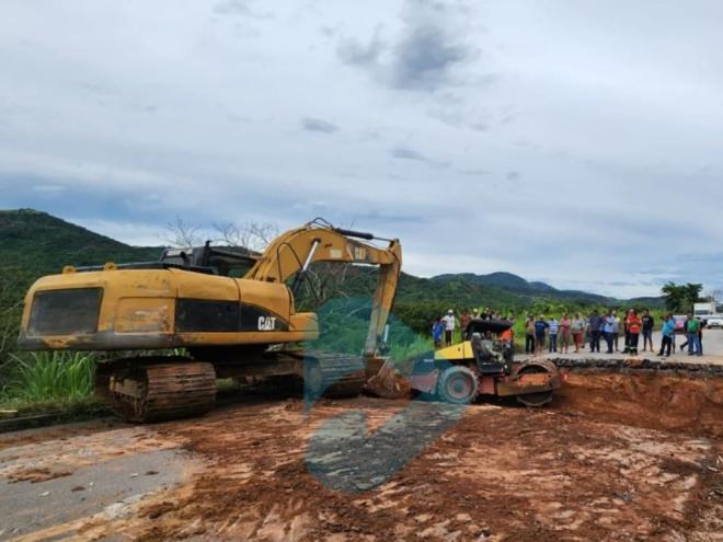 Equipes do Dnit começaram a trabalhar no Km 203 no meio da tarde e teve que abrir a rodovia de lado a lado para o reparo emergencial