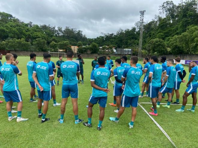 O interino reuniu os jogadores antes de comandar o treinamento no CT, enfatizando a importância de uma vitória no sábado   