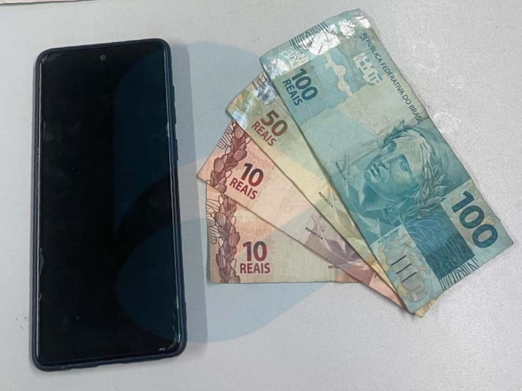 O ladrão ainda esta na posse dos bens furtados da vítima, no salão de festas 