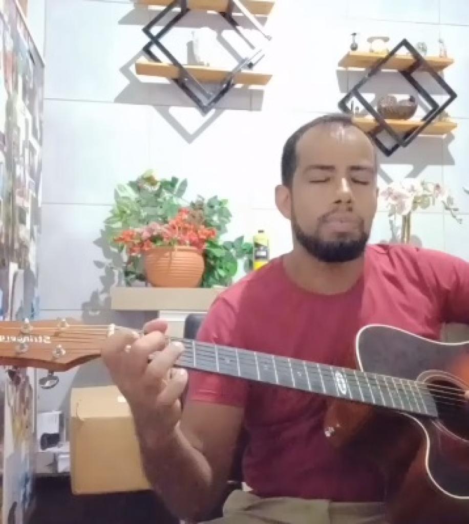 Leonardo Silva Souza , o Léo Craftsman, também era músico e em seus perfis, nas mídias sociais aparece tocando no violao acústico, canções consagradas mundialmente