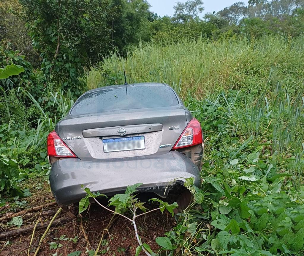 Veículo em que os criminosos fugiram foi parar no meio do mato 