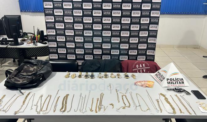 Produtos levados pelos assaltantes da joalheria no Centro