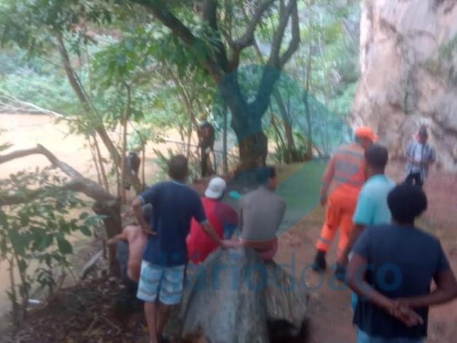 O homem foi encontrado a aproximadamente cinco metros da margem do lago