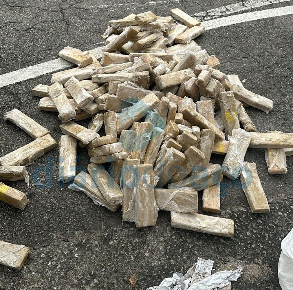 Carregamento de droga foi apreendido no porta-malas de um carro no Recanto Verde, Timóteo