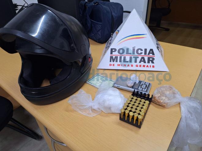 Na residência do homem acusado de autoria do crime foram encontradas munições, porções de entorpecentes e outros objetos