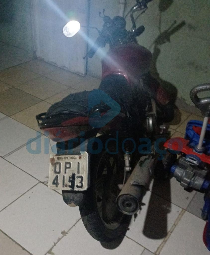 Motocicleta usada pelo suspeito de ser o autor do crime estava com a placa adulterada grosseiramente 