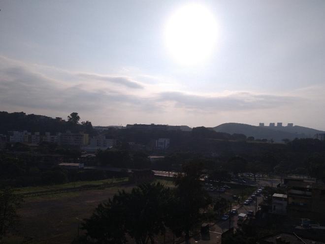 Neste mês, o clima oscila entre chuva e sol  