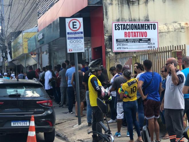 Fila para comprar ingressos na loja Point do Esporte, em Ipatinga