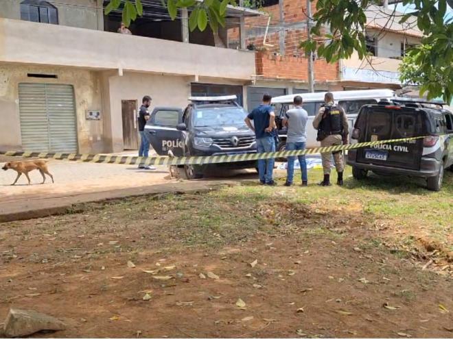 Vítima foi atingida por tiros enquanto conduzia uma motocicleta e caiu na avenida do contorno da lagoa de Ipaba 