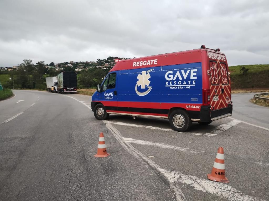 Socorristas do Gave prestaram atendimento ao caminhoneiro, que morreu a caminho do hospital São José 