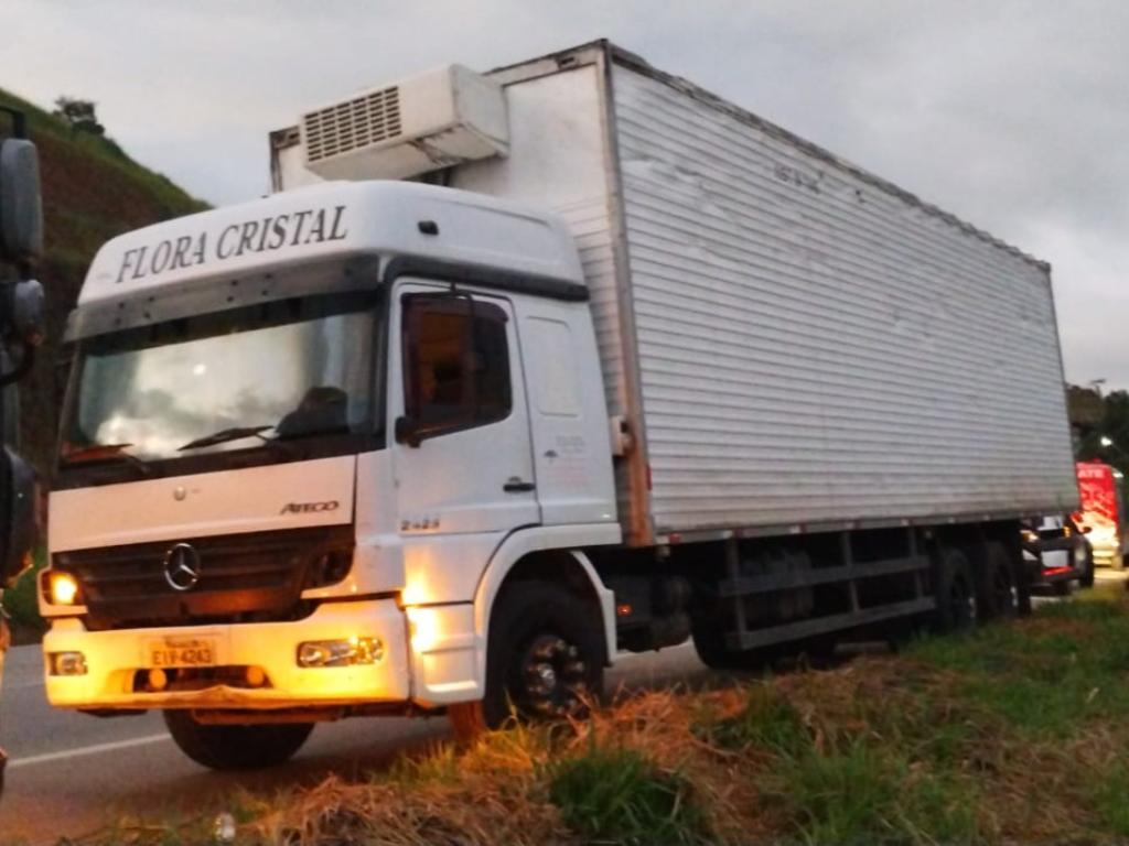 Caminhão tinha saído do interior do São Paulo e trafegava para o Vale do Aço, quando motorista passou mal 