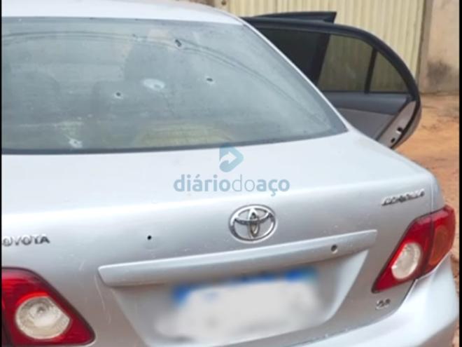 O carro ficou com várias marcas de tiros e passou pela avaliação da perícia da Polícia Civil 
