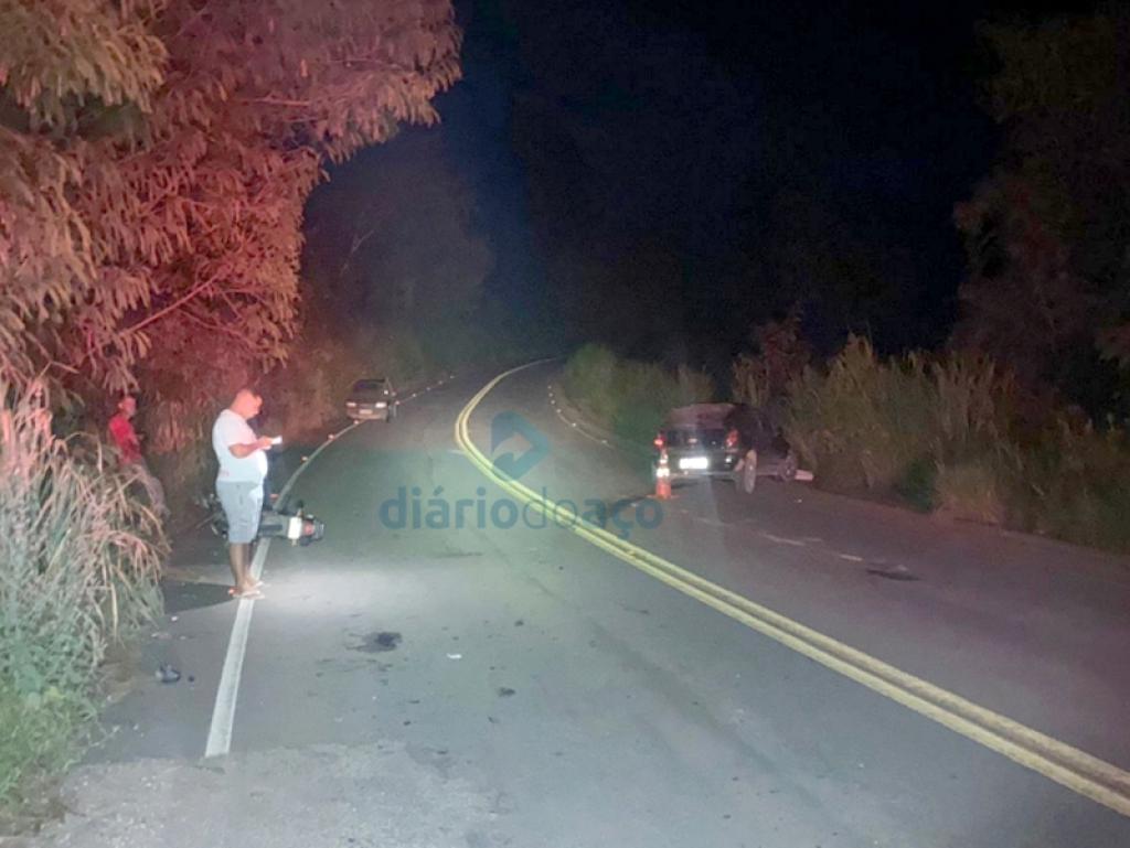 Motorista estava completamente embriagado e foi preso; motociclista atingido pelo carro teve fratura exposa
