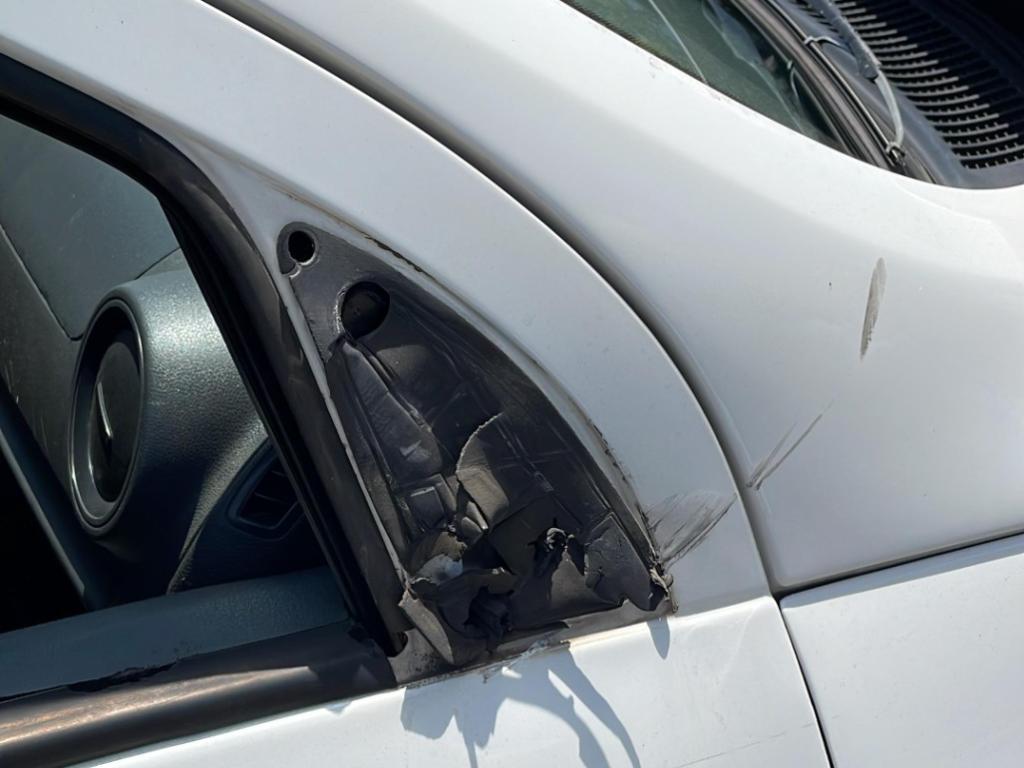 Testemuhas afirmaram que caminhoneiro ultrapassou pela direira e arrancou o retrovisor de Voyage; motorista alcançou o rebocador, mas caminhoneiro não quis parar e jogou o cavalo mecânico contra o Voyage, fazendo com que o motorista perdesse o controle 