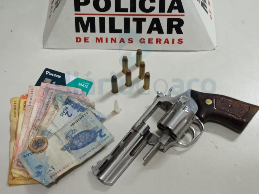Homem abordado por policiais portava esse revólver e acabou preso 