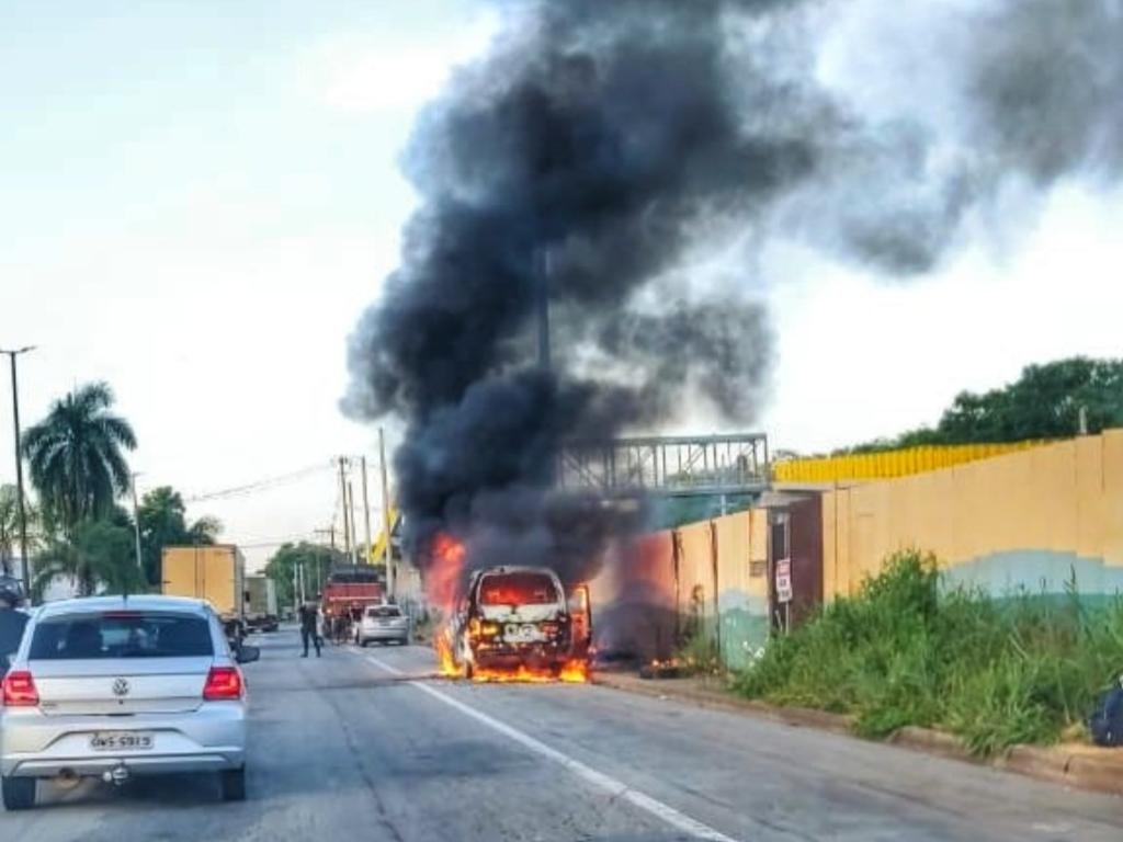 Incêndio da van aconteceu na pista sentido Centro, da avenida Pedro Linhares Gomes